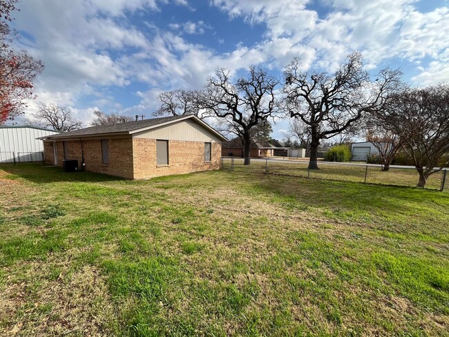 Building Photo - Adorable, Renovated 3/1 House with a Large...