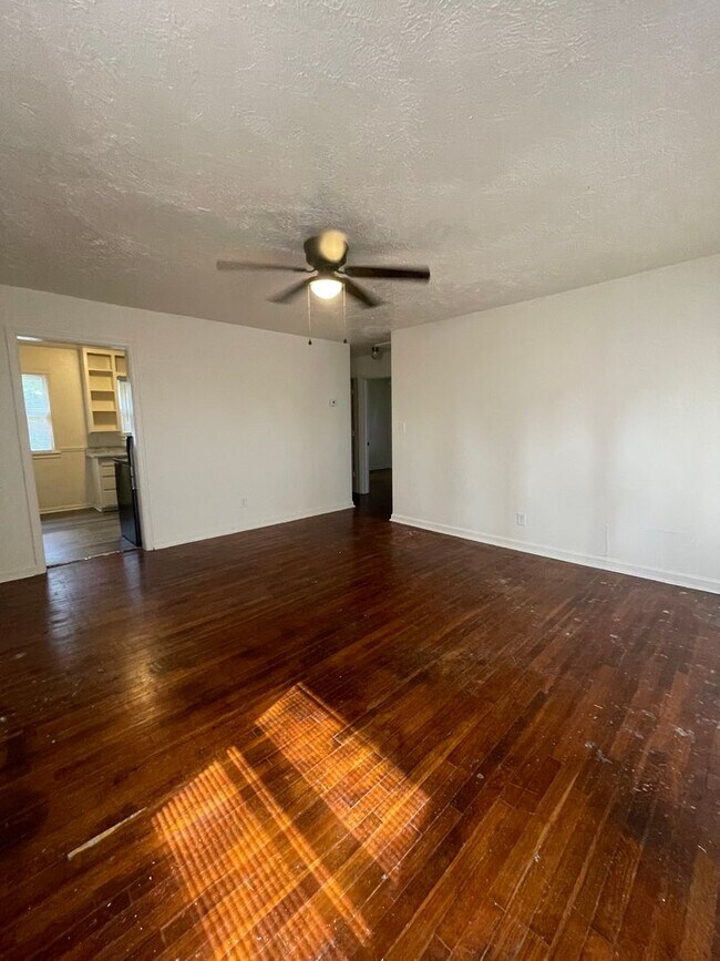 Building Photo - 307 W McGee St