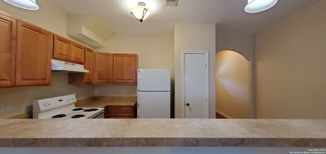 Building Photo - Newly Renovated Town-home