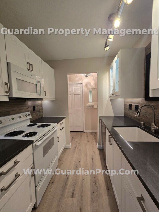 Building Photo - Move-in special! Reduced security deposit....