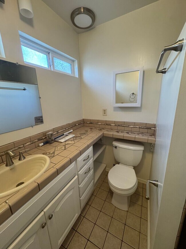 Building Photo - 5 Bedroom, 3.5 Bath, Beautiful 1,856 SQ FT...