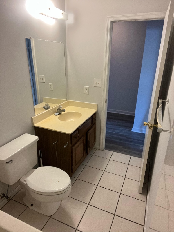 Building Photo - 1215 Shalom Dr