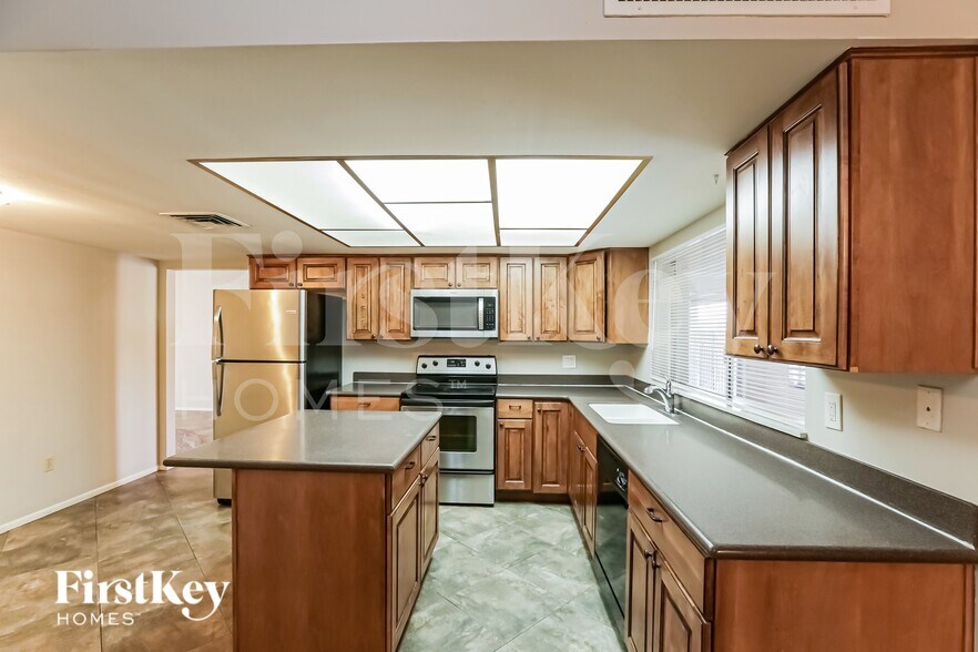 Building Photo - 4656 W Townley Ave