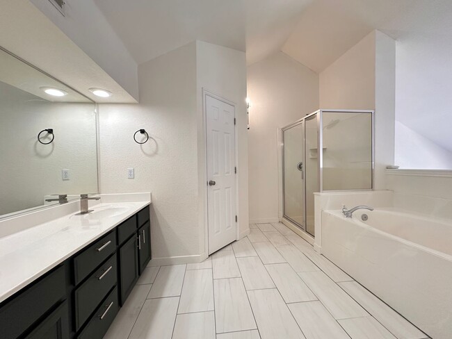 Building Photo - Amazing Townhome with Spectacular Views fo...
