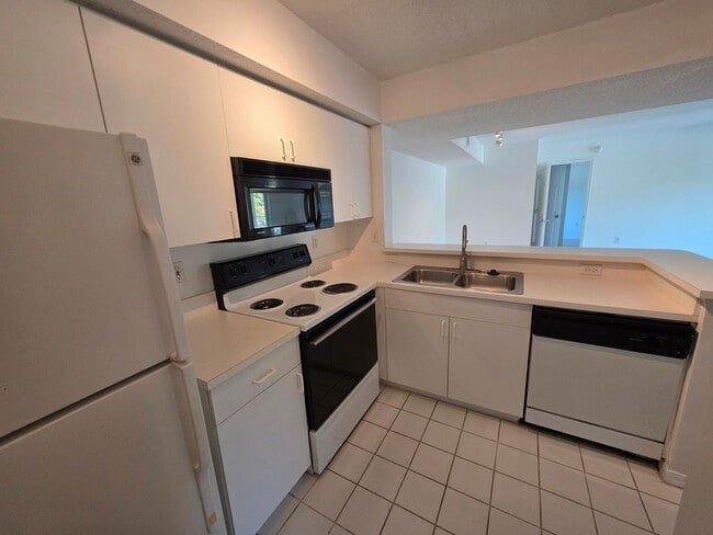 Building Photo - 2 Bedroom, 2 Bath in  Gated Community of Laguna