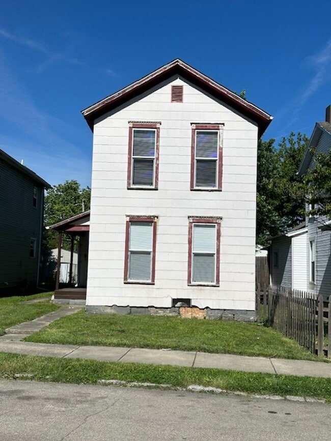 Building Photo - Updated 3 Bed, 1 Bath in Dayton close to everything