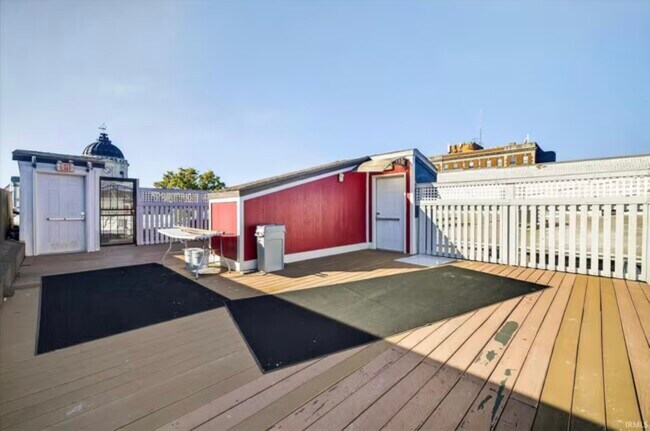 Building Photo - 110 1/2 E 6th St