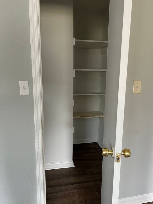 Building Photo - 300 Carriage Ln