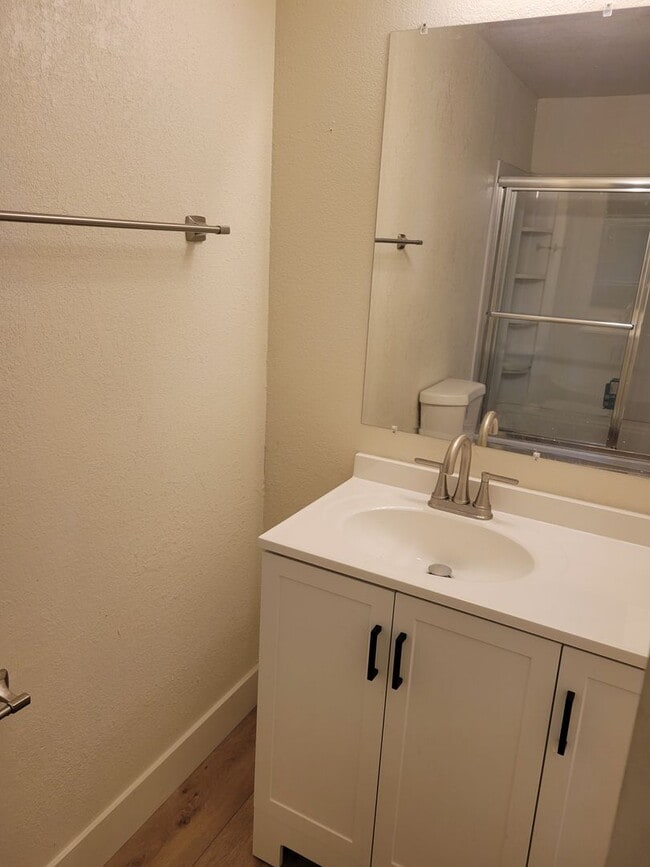 Building Photo - 3 bed/2 bath