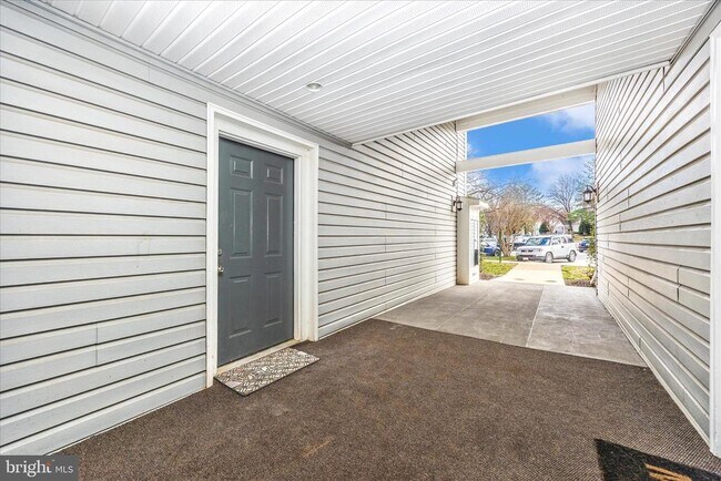 Building Photo - 10001 Vanderbilt Cir