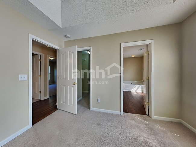 Building Photo - 720 Waterbrook Ln