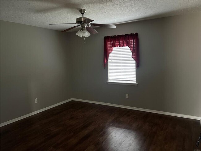 Building Photo - 1705 Deatsville Hwy