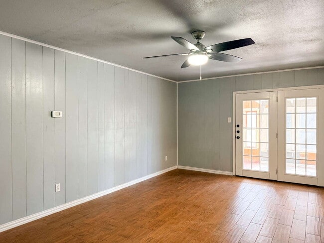 Building Photo - 3-Bedroom Home with 2 Full Baths in Crowley!