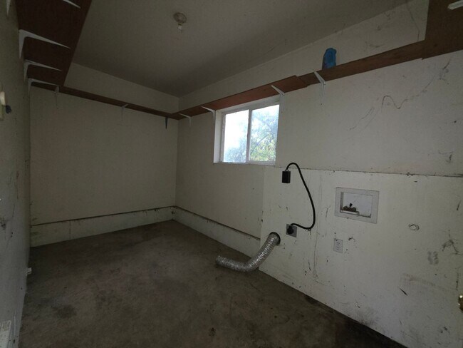 Building Photo - 00136/00137