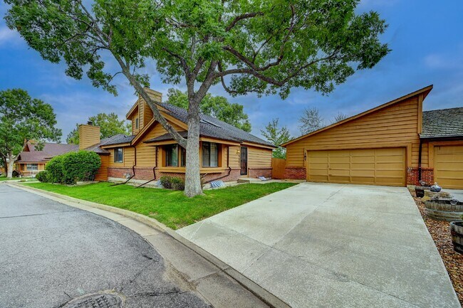 Building Photo - $2,495 2 Bed, 2 Bath Townhome in Aurora wi...