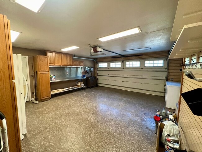 Building Photo - Well maintained single story on over half an acre lot!