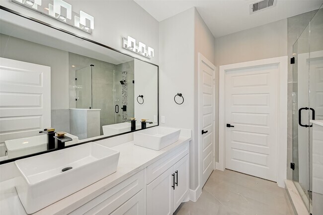 Building Photo - 1718 Hardy St