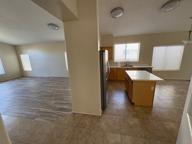 Building Photo - 10739 W Bermuda Dr
