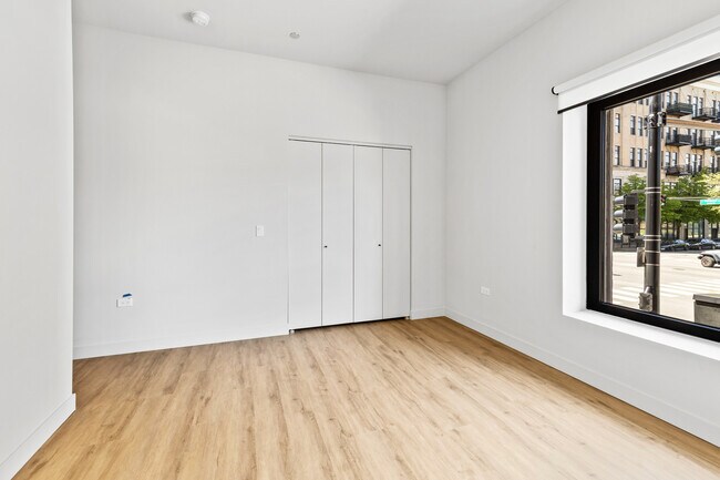 Building Photo - 1550 W Monroe St