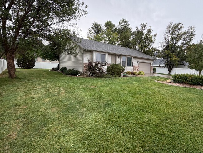 Building Photo - 571 E 300 N