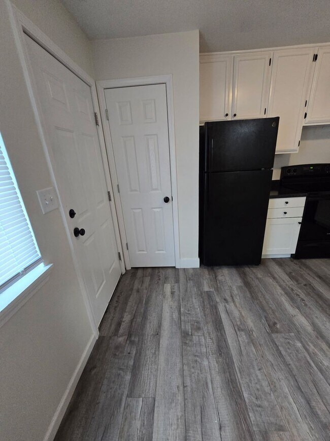 Building Photo - 5205 S Brooks Dr