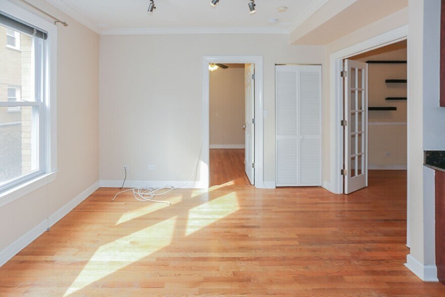 Building Photo - 3628 N Wilton Ave