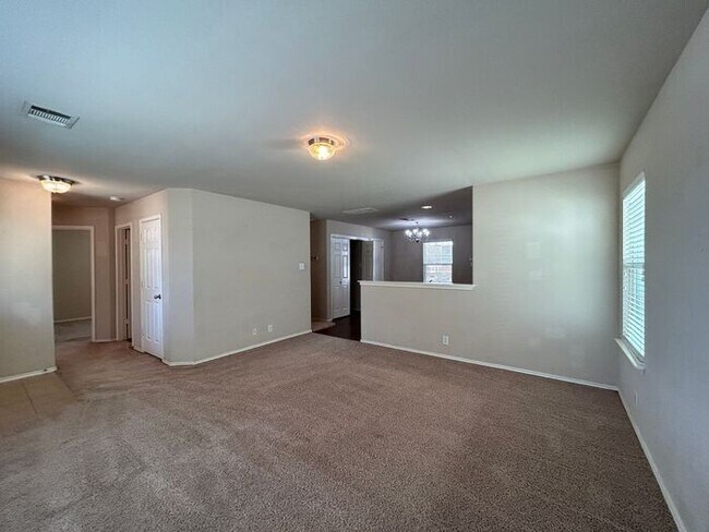 Building Photo - Spacious 3-Bedroom Home in a Convenient Lo...