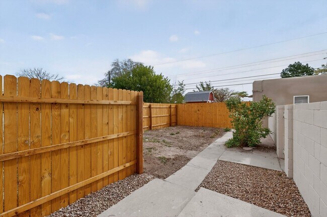 Building Photo - 714-714 Madison St NE