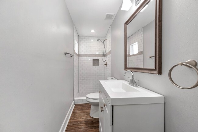 Building Photo - 611 N Pruett St