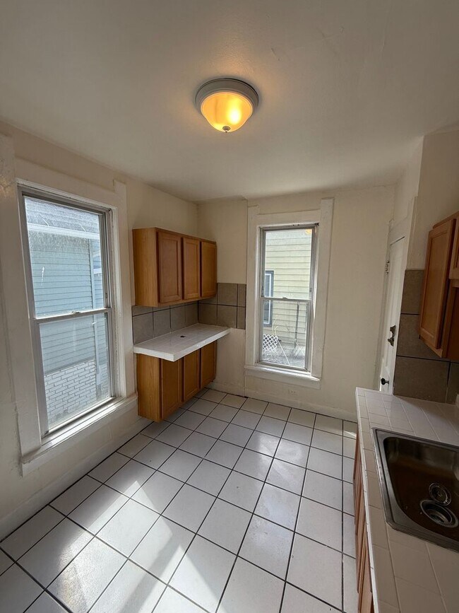 Building Photo - 1 Large Bedroom Lower Level Duplex in the heart of Brady Street.