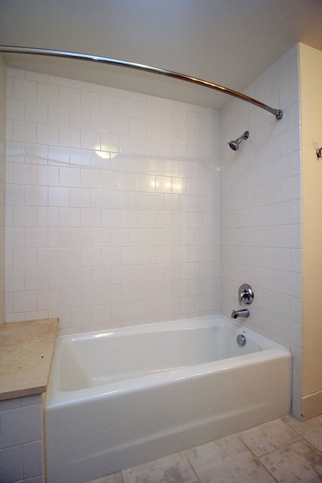Building Photo - Exceptional 1 bd + bonus, City Views in Pe...