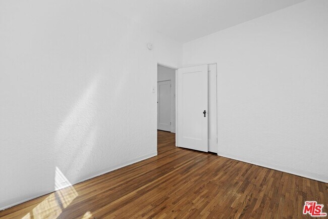 Building Photo - 129 N Swall Dr