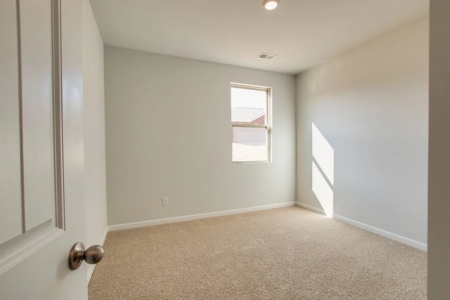 Building Photo - 410 Lauren Ln