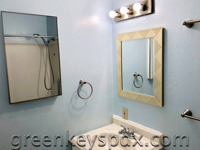 Building Photo - 3-Bedroom Unit on one level with a 1-car garage! Rent includes water-sewer and garbage!