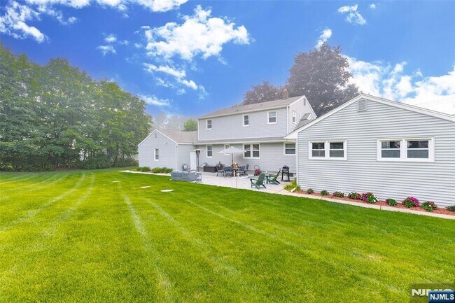 Building Photo - 326 Ramapo Valley Rd