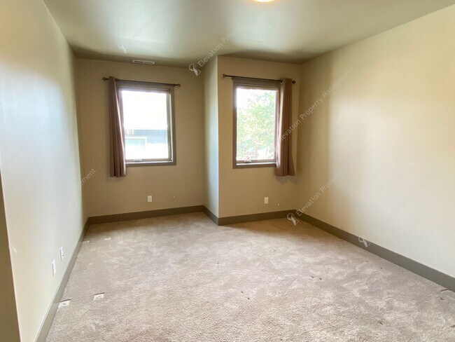 Building Photo - Designer-Finished Townhome Near COCC & NWX