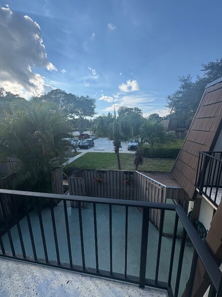 Building Photo - 607 6th Ct