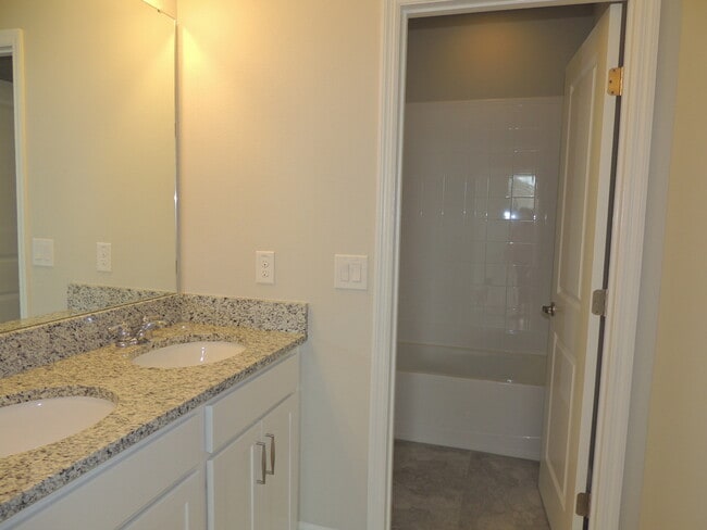 Building Photo - Move in ready! Newer home in great location.