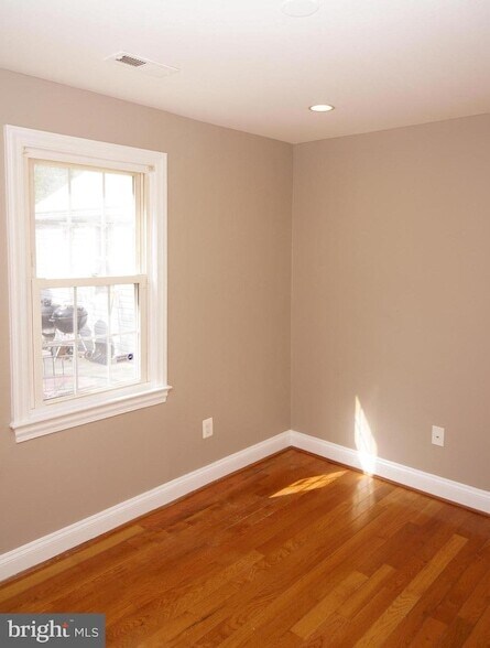 Building Photo - 923 Lewis Ave