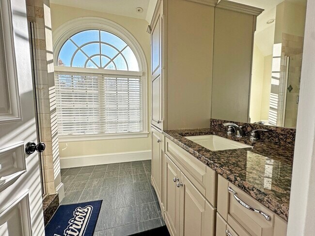 Building Photo - 66 Forest Ave