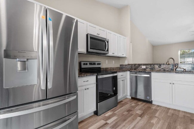 Building Photo - 3BR, 2BA Available Now with Fenced Yard and New Floors, North Marion Oaks