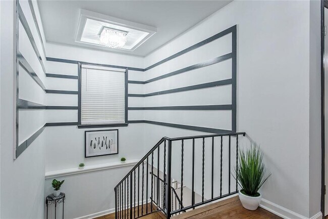 Building Photo - 6680 Williamson Dr NE