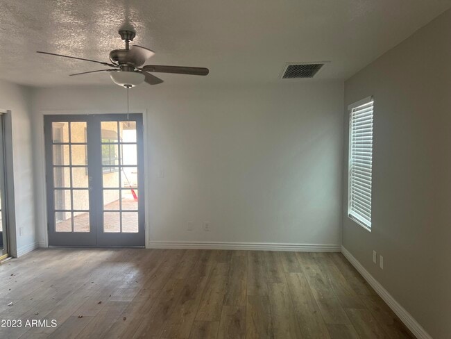 Building Photo - 1733 N La Rosa Dr