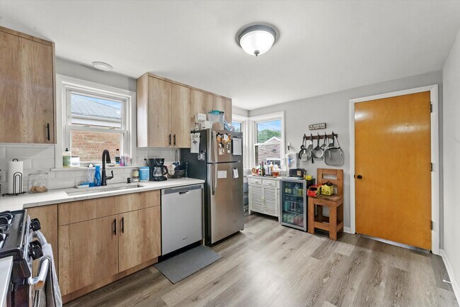 Building Photo - 5139 S Narragansett Ave