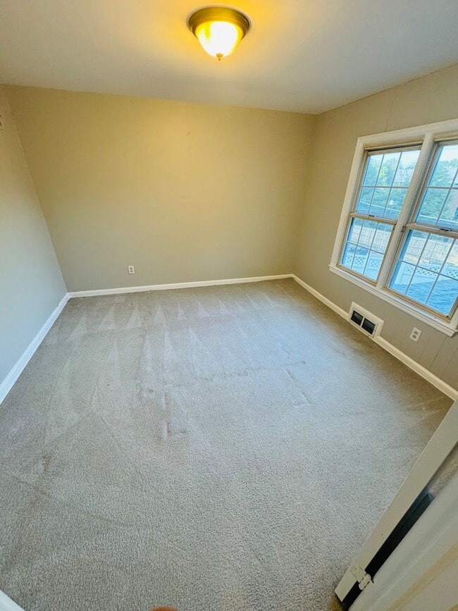Building Photo - Stunning 8 bedroom House In Fantastic Neig...