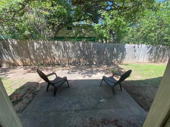 Building Photo - 3402 S Oak Dr