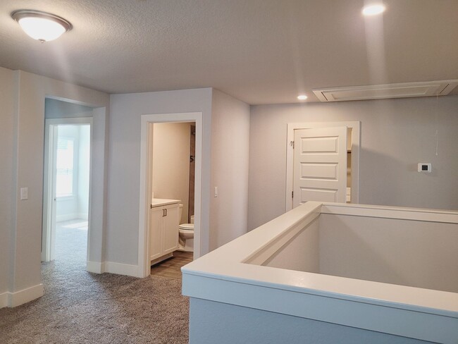 Building Photo - Beautiful SFH Available For Rent! Located ...