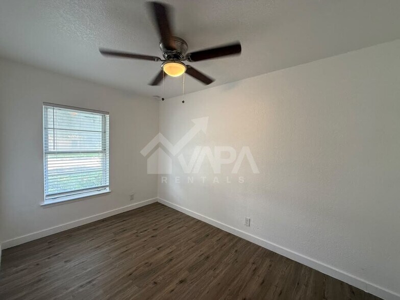 Building Photo - 4847 Featherock Dr