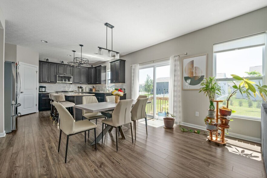 Building Photo - 1033 Quarry Oak Dr