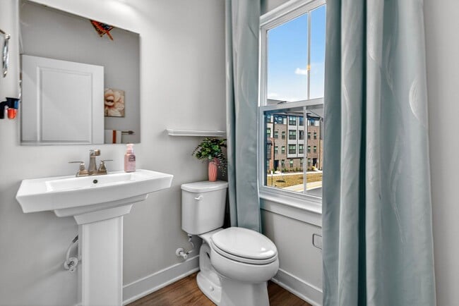 Building Photo - Luxurious 3 Bed 2.5 Bath Townhome In Beautiful Foster's Glen